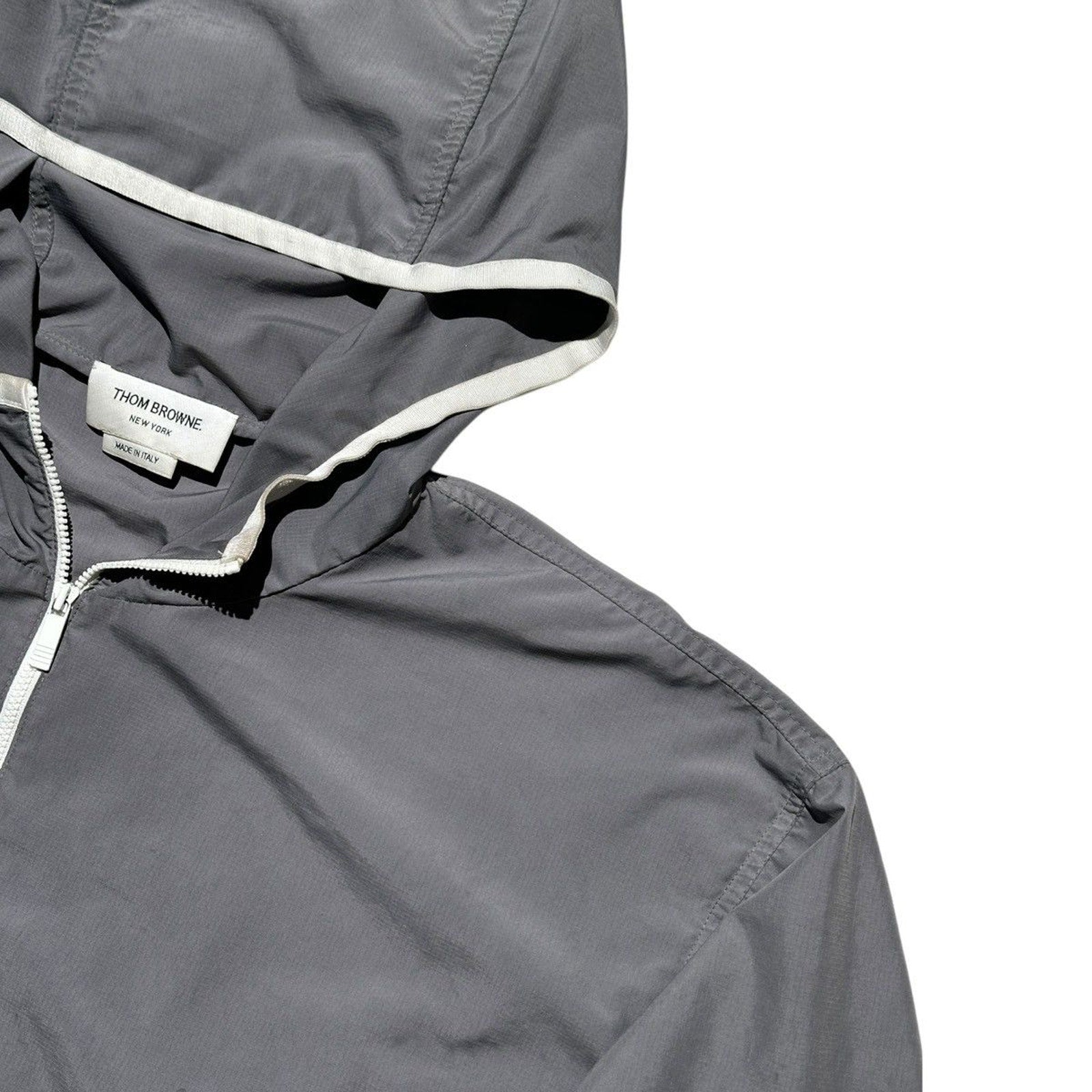 Arm band hooded windbreaker