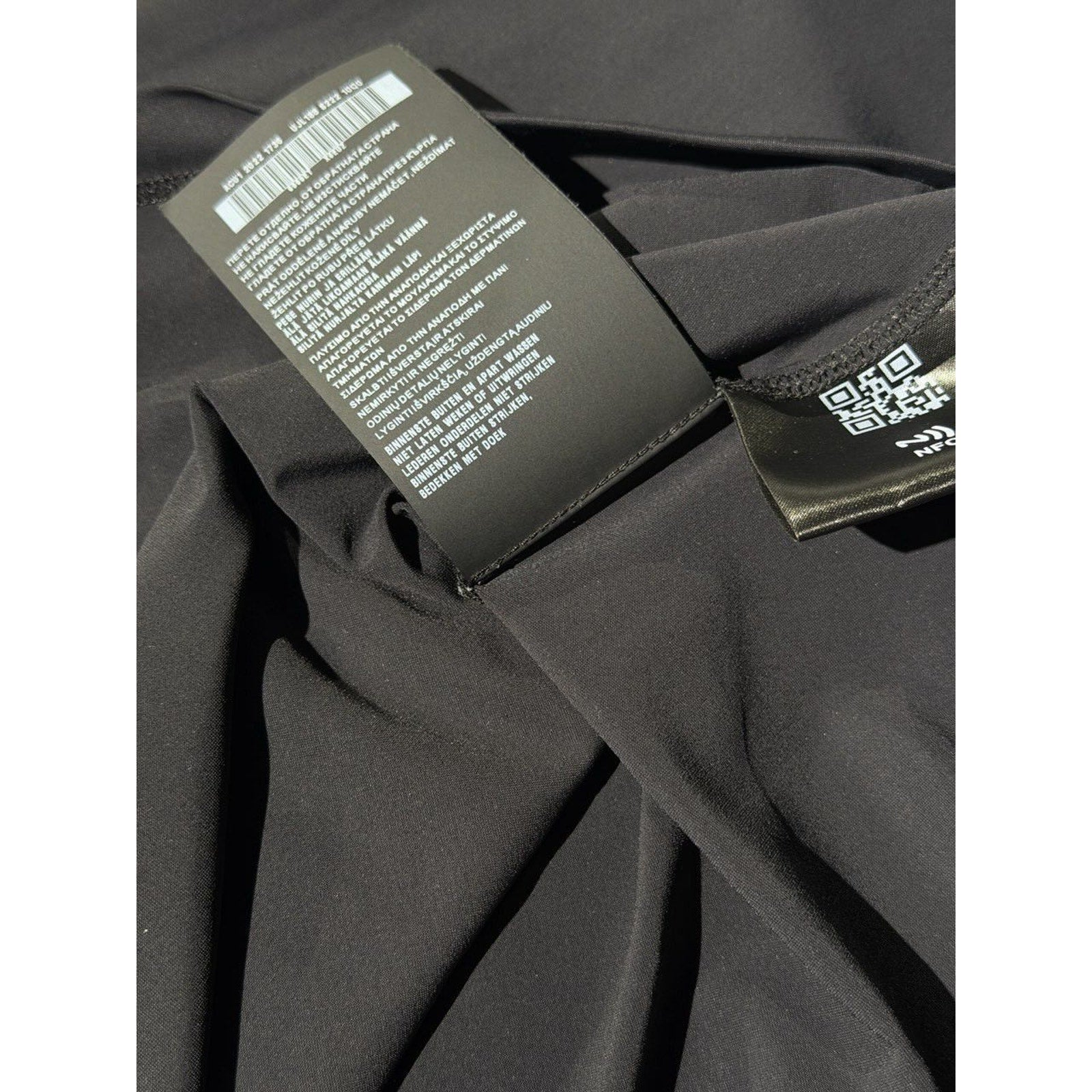 Tech fabric stretch logo neck top