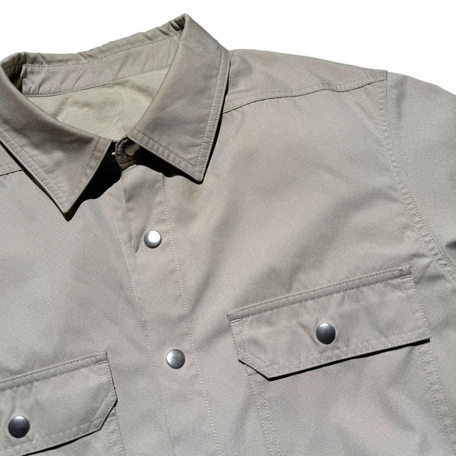 SS23 Edfu snap front strap shirt