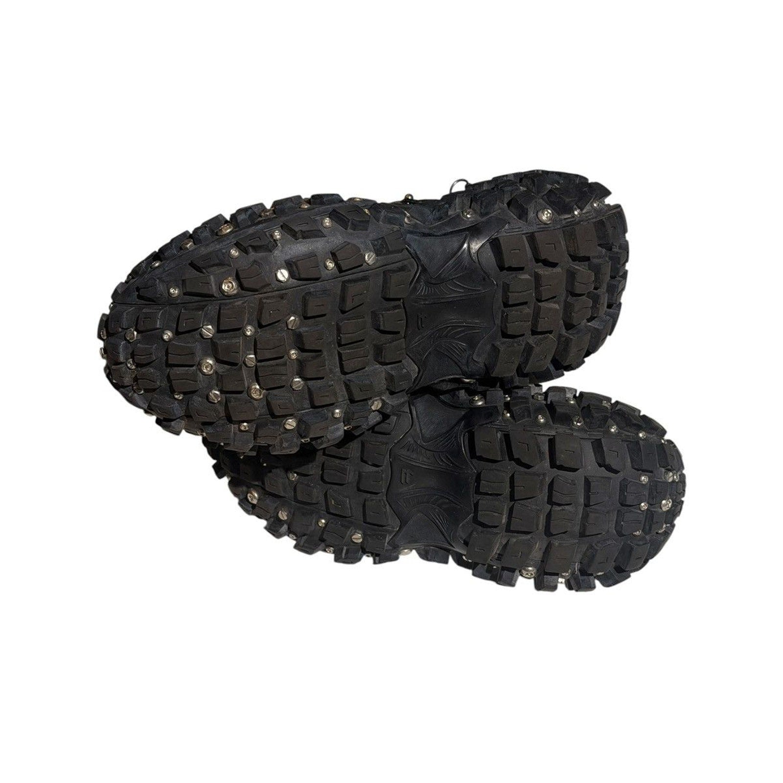 Pierced bouncer sneaker