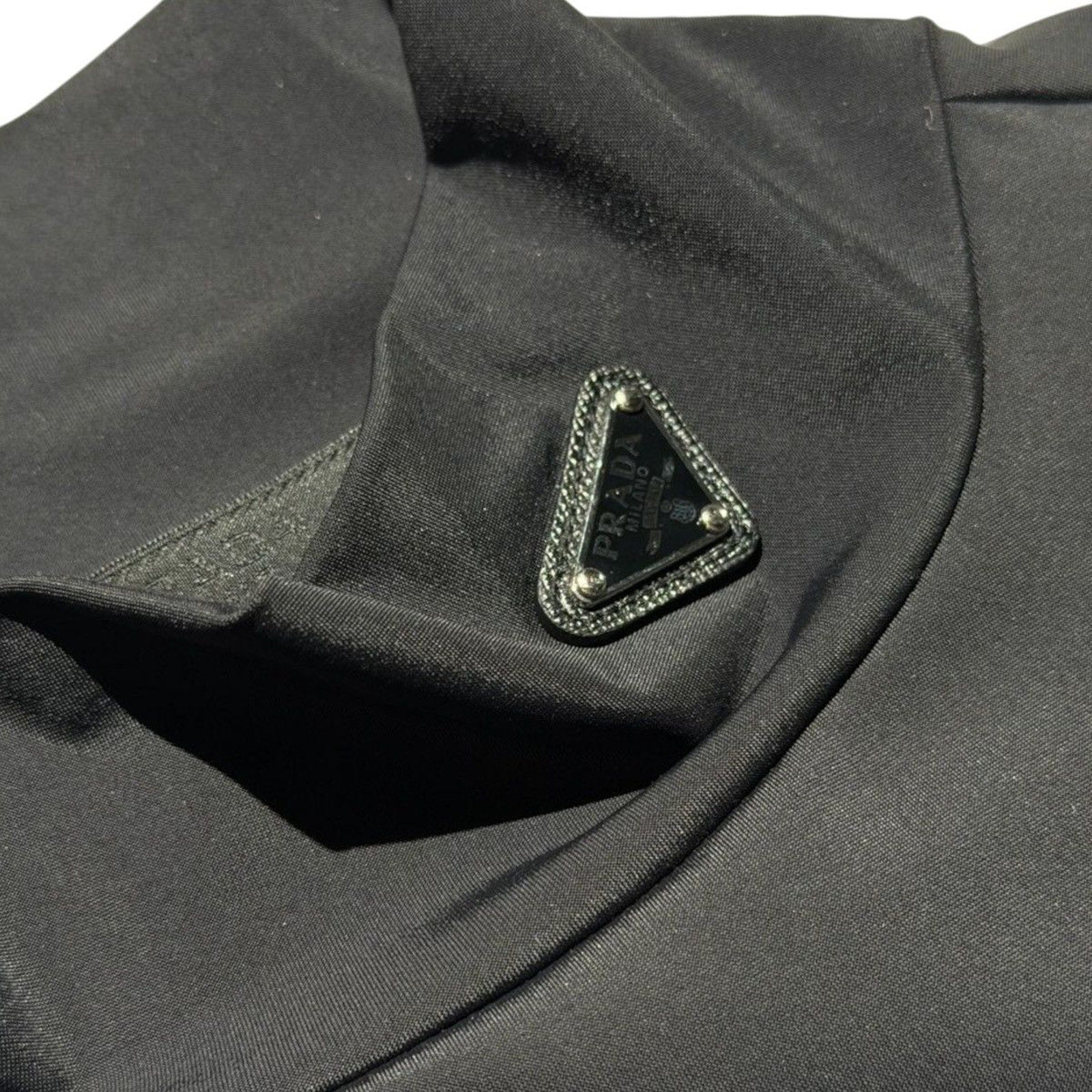 Tech fabric stretch logo neck top
