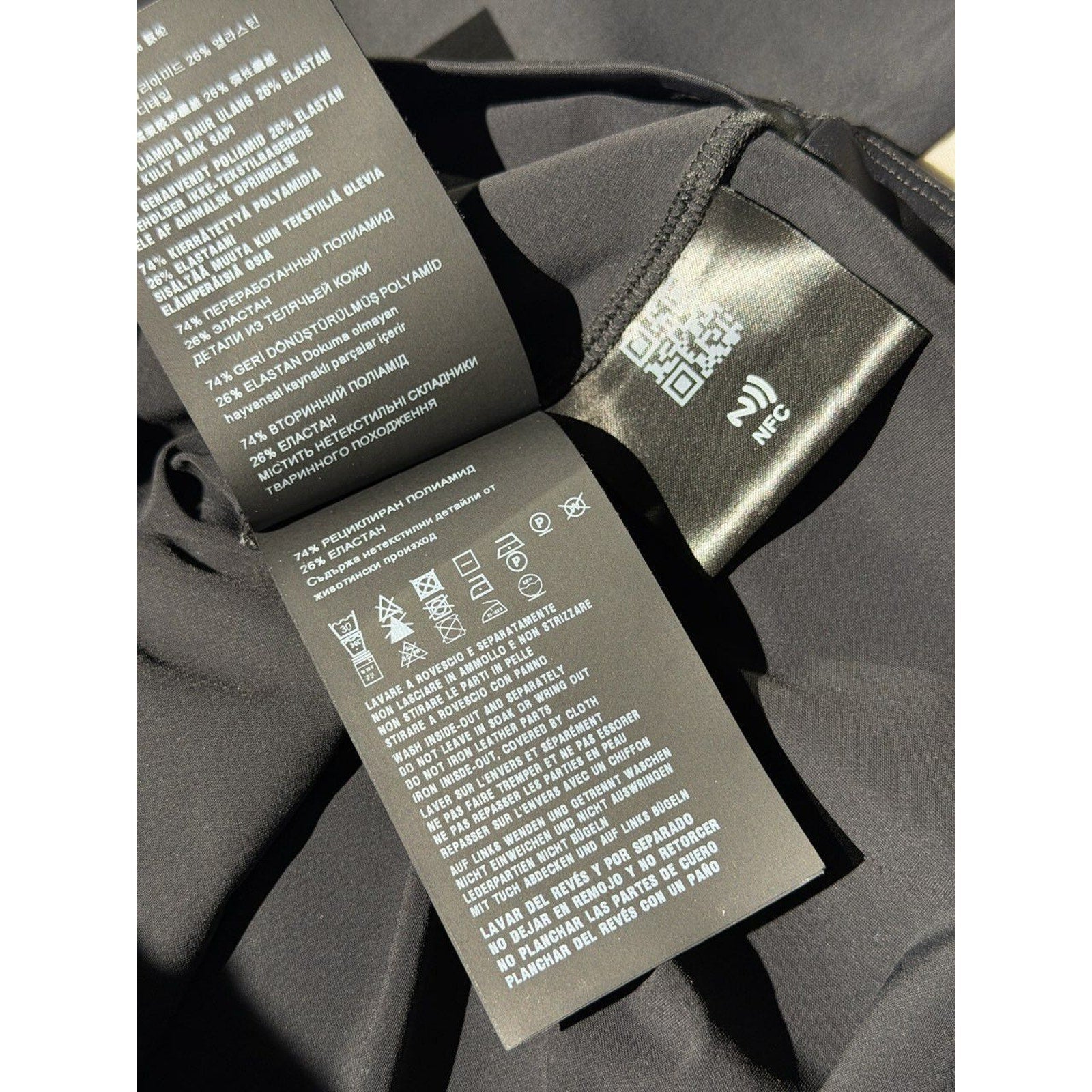 Tech fabric stretch logo neck top