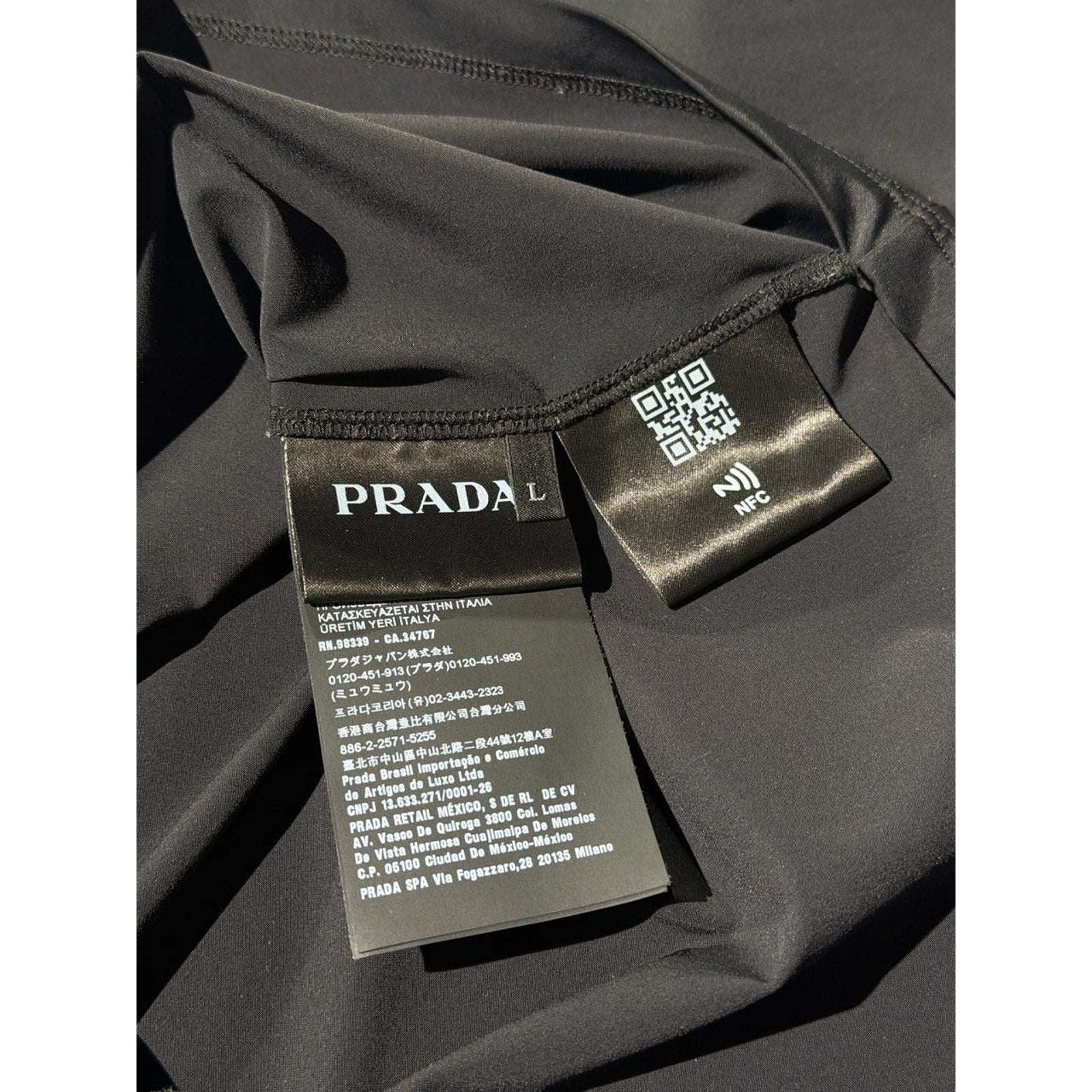 Tech fabric stretch logo neck top