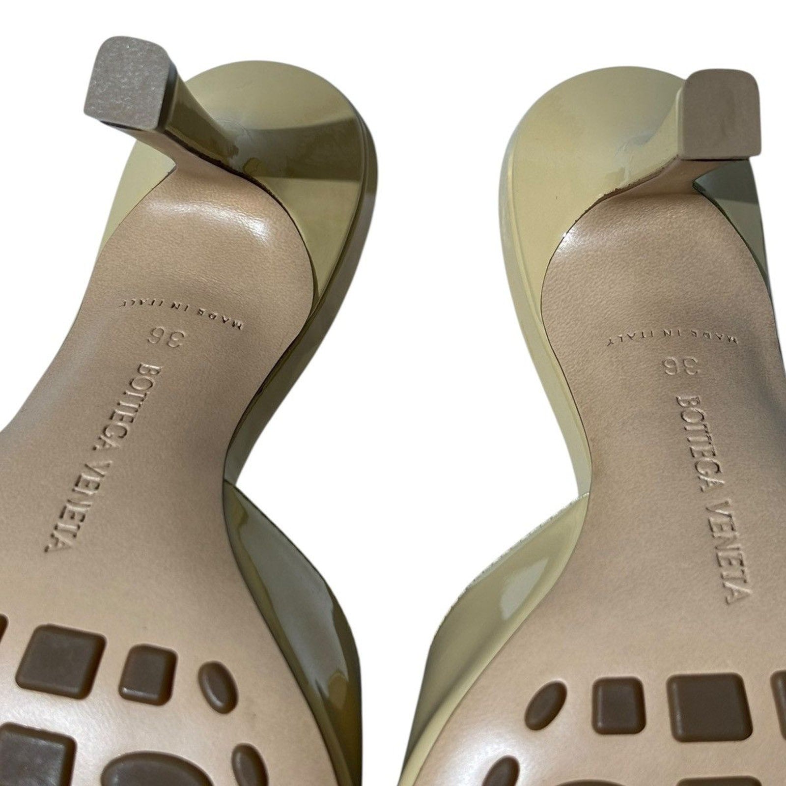 Stretch mule sandal heel