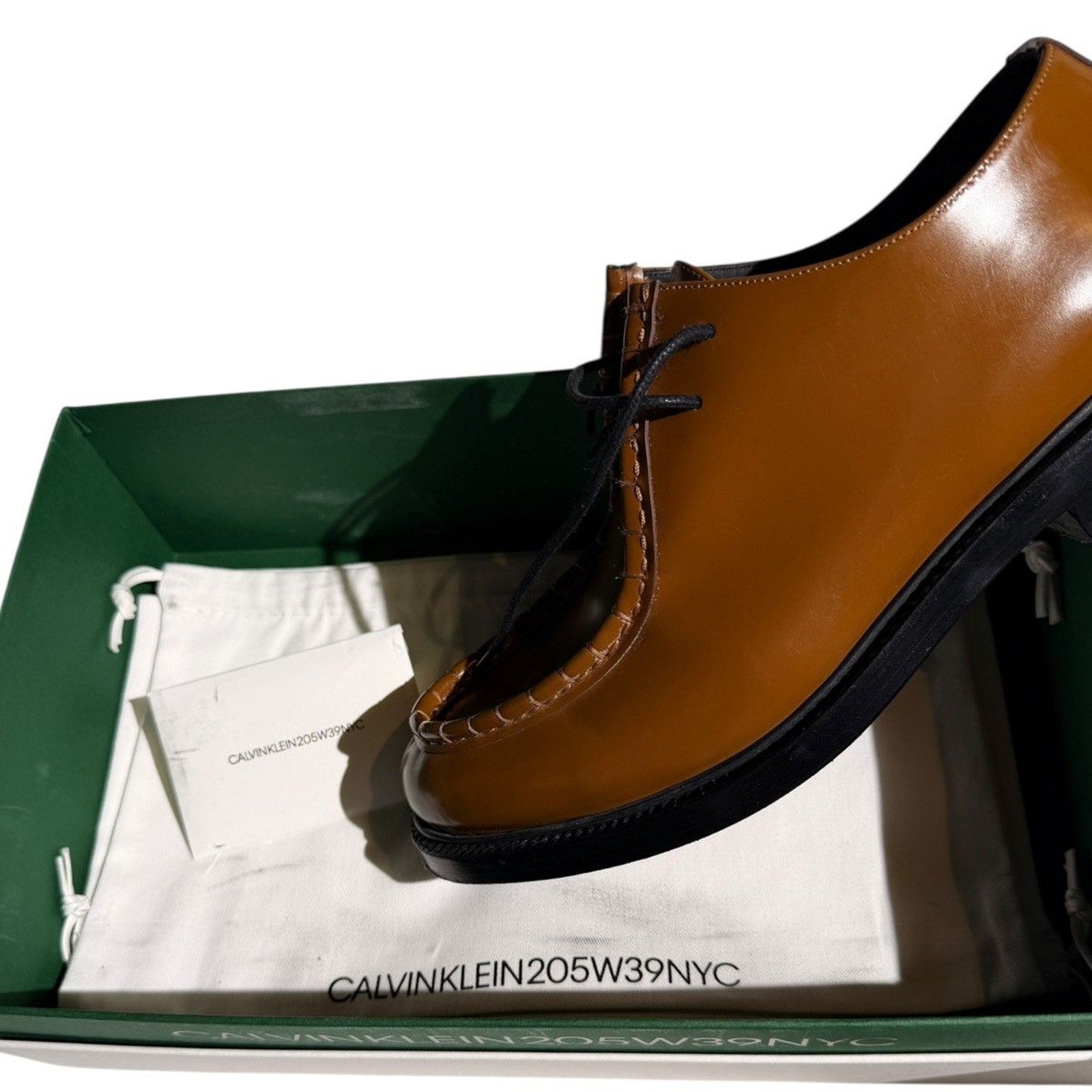 Lace up “adieu paris” derby