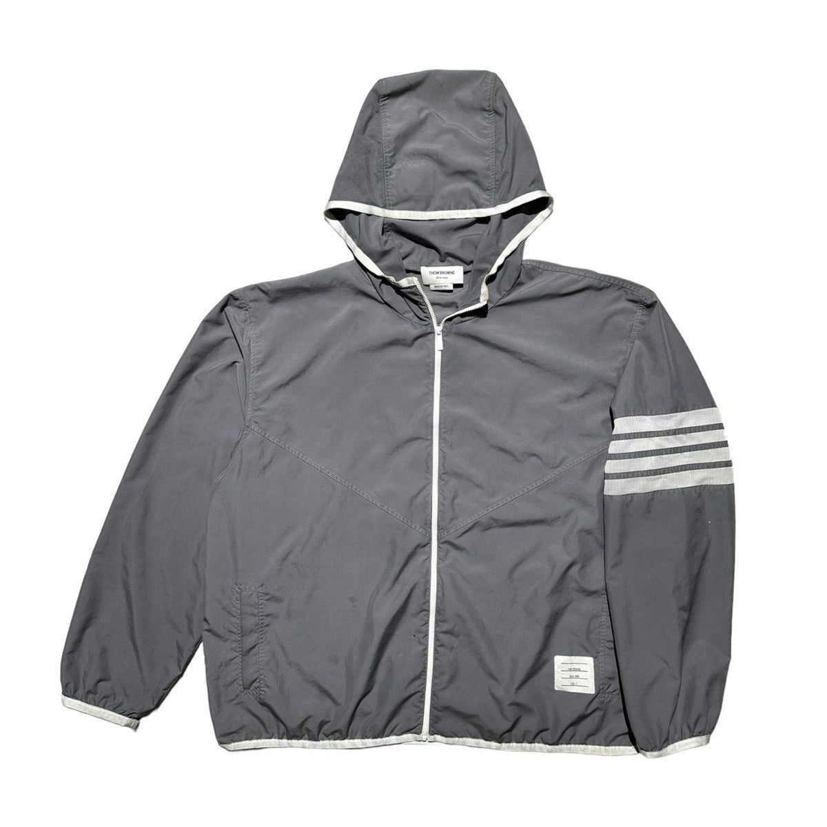 Arm band hooded windbreaker